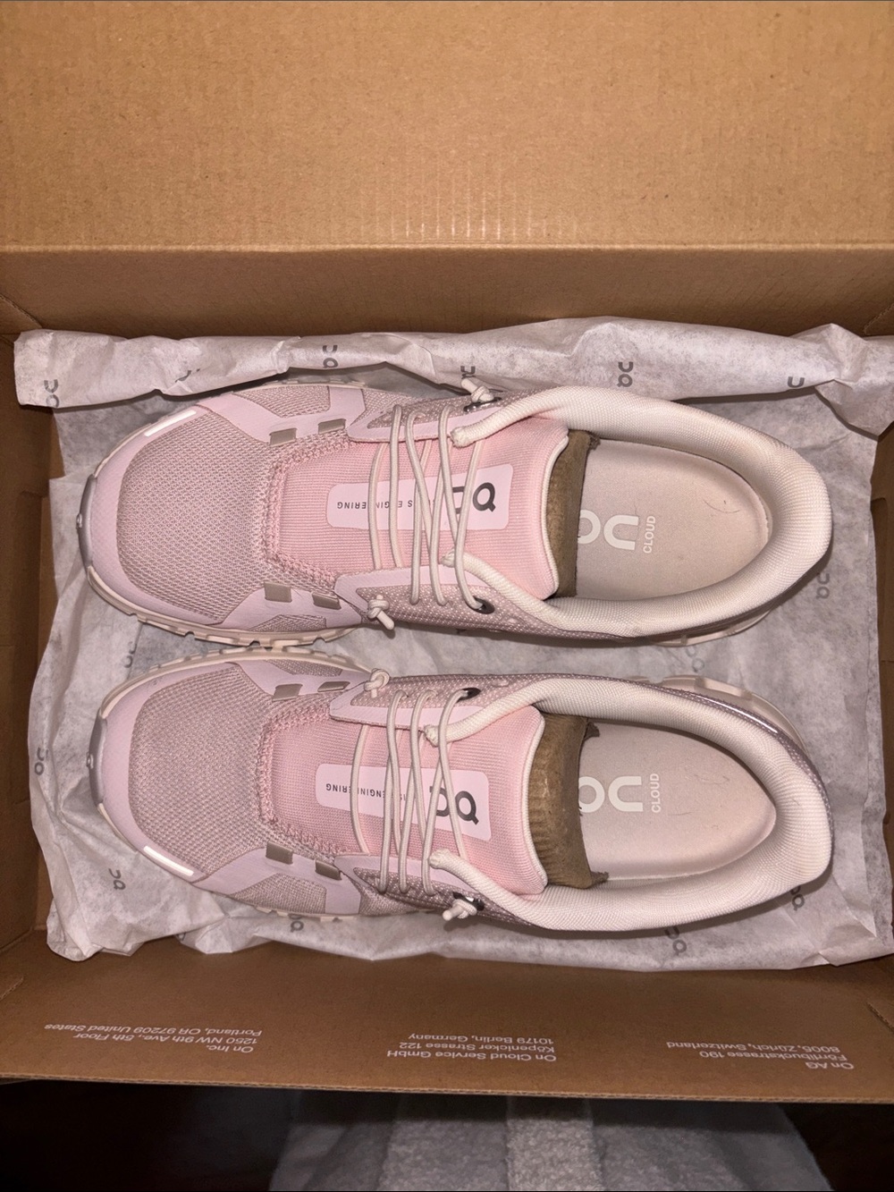 On Running Women’s Cloud 6 Sneaker in Aster/Begonia - Picture 4 of 6